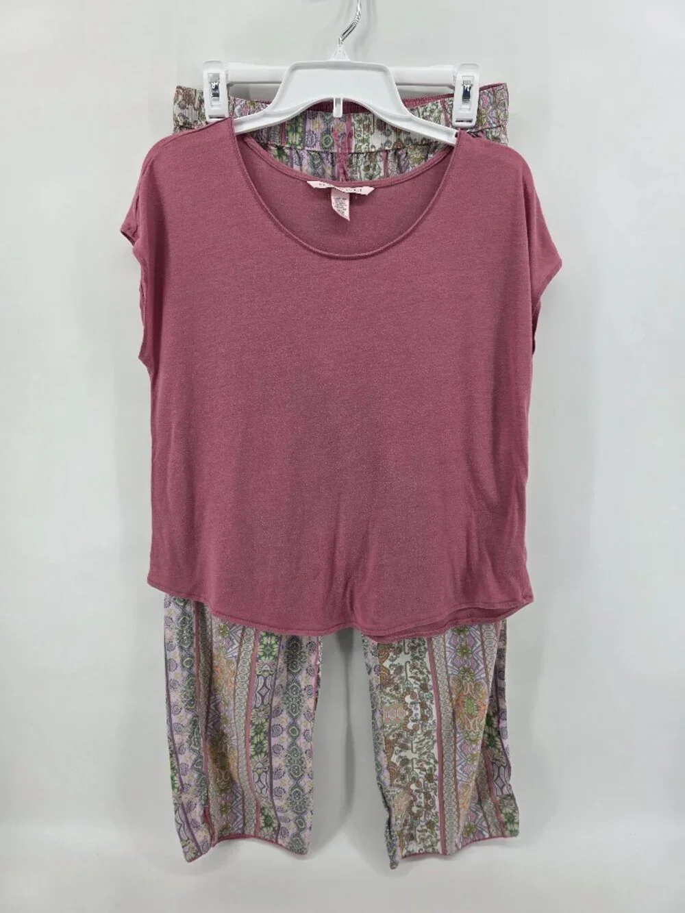 Victoria's Secret Pajama Set Pink Top &‎ Floral Capri Pants – Size S